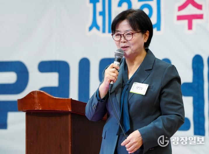 이순희 강북구청장이 지난해 9월 7일 송천동 주민총회에서 인사말씀을 하고 있다.