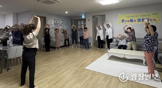 화성시동부보건소 관계자가 8일 병점1동 아이파크캐슬 경로당에서 온돌경로당 프로그램을 운영하고 있다