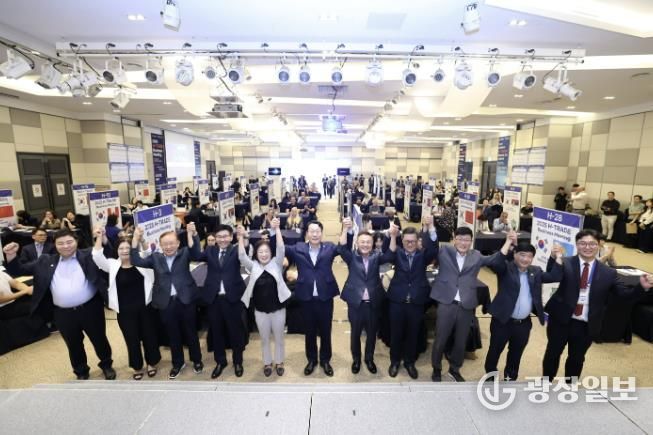 10일 열린 화성특례시 H-TRADE 해외바이어 초청 수출상담회에서 정명근 화성특례시장(사진 가운데)과 참석자들이 기념 촬영하고 있다