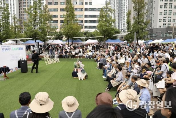 20일 열린 화성특례시 제3회 도농어울림축제에서 시민들이 쇼를 관람하고 있다