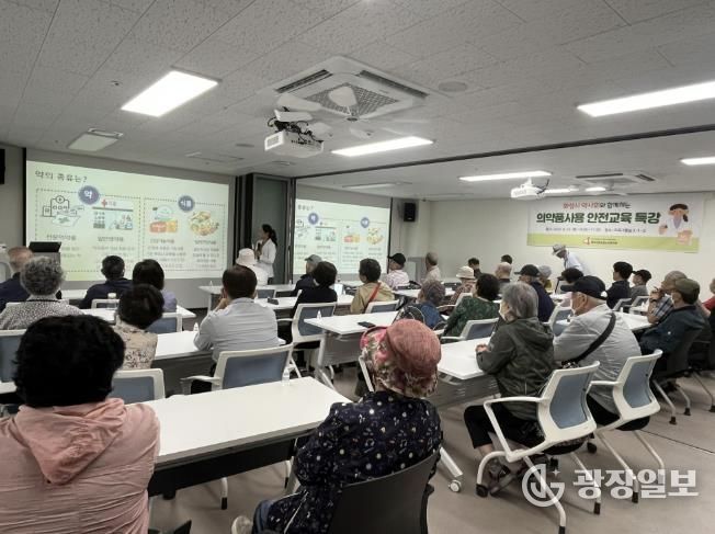 화성특례시가 23일 의약품 안전관리 순회교육을 하고 있다