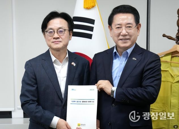 김영록 전라남도지사가 10일 오전 정부서울청사에서 김정관 산업통상부 장관과 면담을 갖고 석유화학·철강 산업 대전환 메가 프로젝트 등 전남도 핵심 사업 해결을 위한 건의 및 협조를 요청하고 있다.