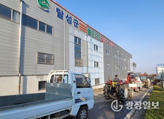 옥포읍 농기계임대사업소 대기줄