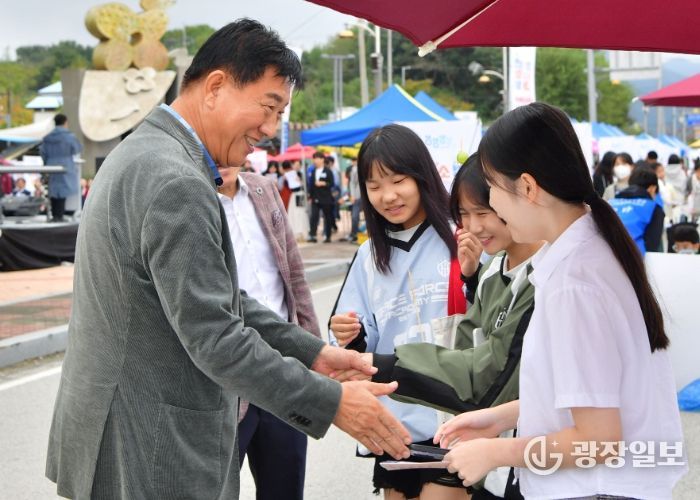 김한종 장성군수가 지난해 가을 청소년수련관 앞에서 청소년들과 인사하고 있다. 장성군 제공