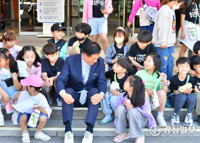 김한종 장성군수가 지난해 봄 군청사 앞에서 장성중앙초등학교 학생들과 이야기를 나누고 있다. 장성군 제공