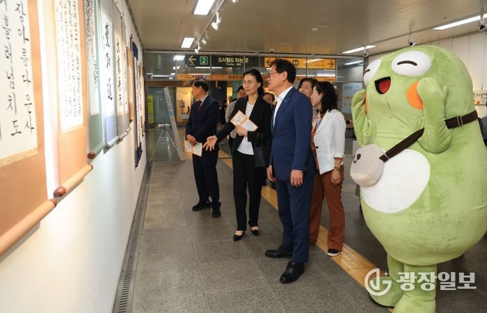 김대권 수성구청장과 뚜비 등 관계자들이 대구 도시철도 2호선 범어역 오픈갤러리 ‘대구아트웨이’에 전시된 작품을 둘러보고 있다.