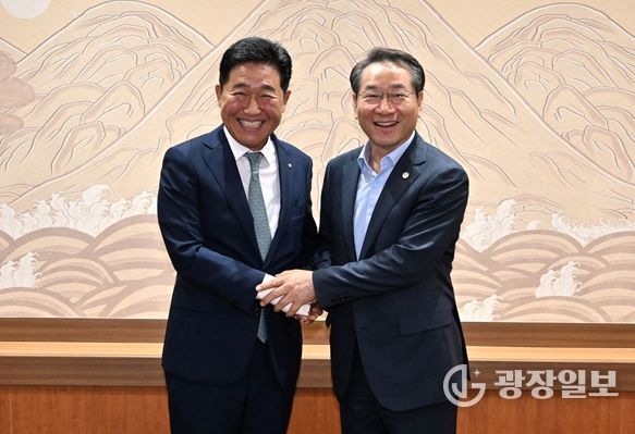 유정복시장이 박종범 세계한인경제무역협회 회장을 만나(25.7.25) 10월 개최되는 세계한인인경제인대회 추진 상황을 점검하고 있다