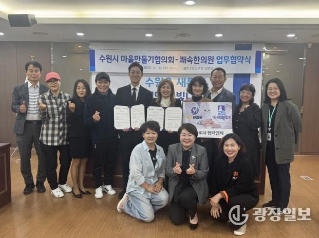 업무협약식 참석자들이 기념촬영을 하고 있다.