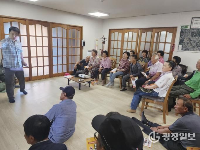 농약 중독예방 교육에 참여한 영전1리 마을 주민들 모습.