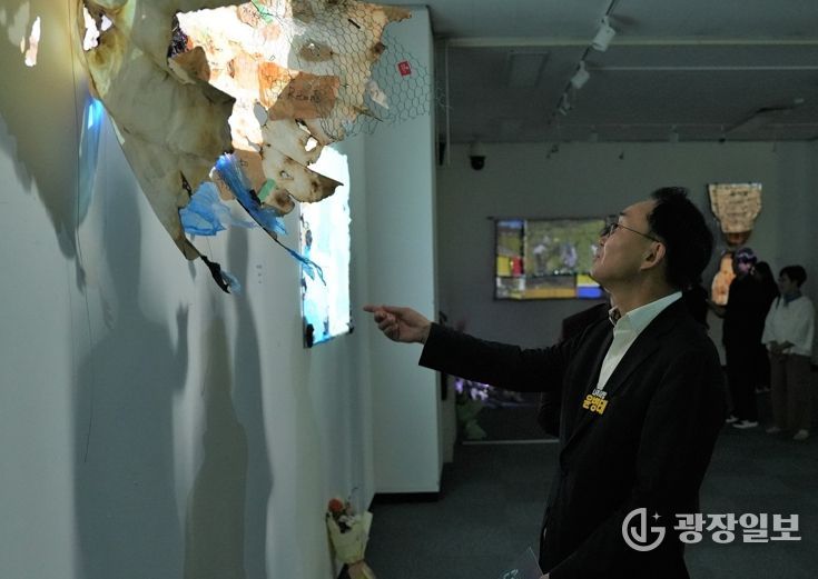윤병태 시장이 지난 23일 ‘미디어아트×분리배출 REVISION’ 전시회를 찾아 작품들을 관람하고 있다.