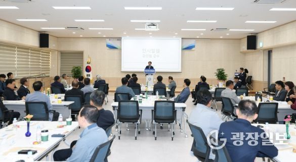 기관단체협의회참석자들이 강진재도약의 결의를 다지고 있다