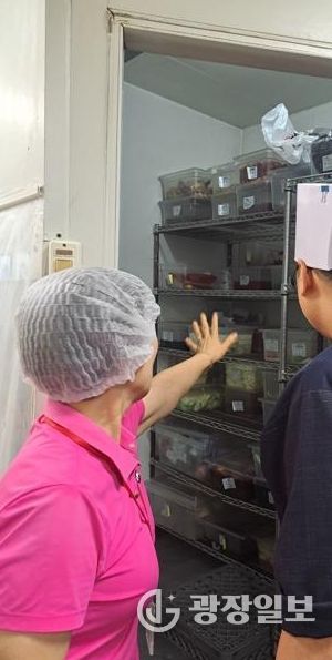 소비자식품위생감시원 위생 점검 장면