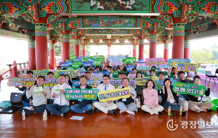 ‘청·바·지(청년이 바라는 지금의 보성)’ 프로그램에 김철우 보성군수와 청년들이 함께하고 있다.