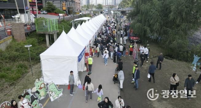 25일 신갈오거리 일원에서 열린 '2025 신갈오거리 도시재생 거리예술축제' 현장