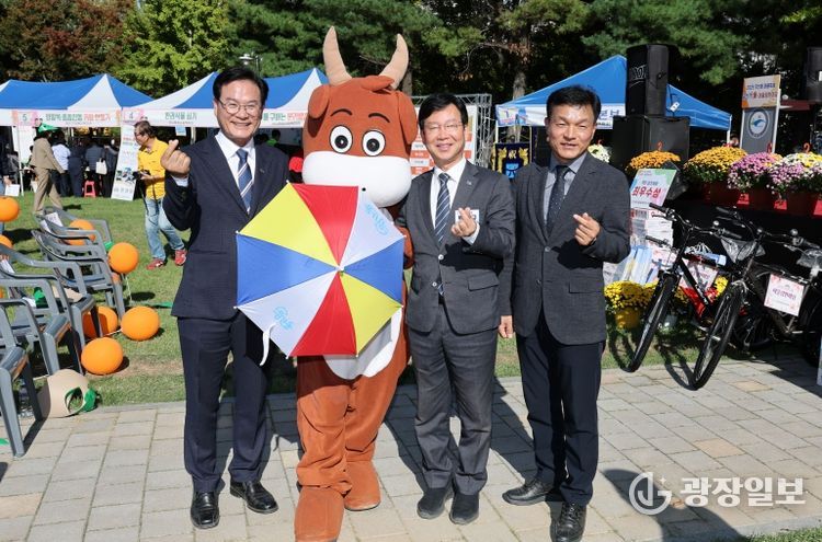 박병규 광산구청장이 지난 24일 수랑어린이공원에서 열린 우산동락(同樂)에서 우산동 주민자치회가 만든 웃소랑 사진을 찍고 있다.