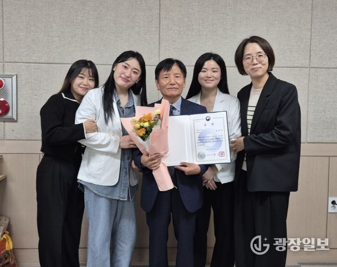 ‘2025년 치매극복 희망수기 공모전’ 치매안심센터 이용자 부문의 유광하 어르신 장려상 수상 기념촬영.