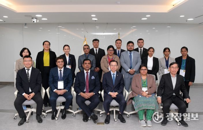 고광완 광주광역시 행정부시장이 27일 오전 시청 소회의실에서 ‘아시아지역 지방정부 인권행정 역량강화 연수’에 참여하고 있는 아시아 5개국 공무원들과 환담을 나눈 후 기념촬영을 하고 있다. /광주광역시 제공