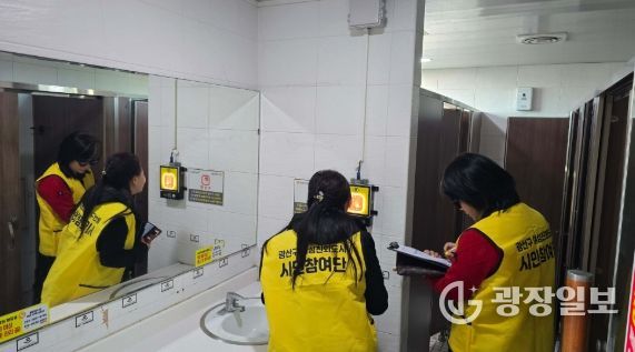 여성친화도시 시민참여단 여성안심귀갓길 현장점검 사진.