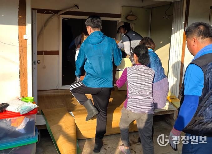 영암군 민·관협력, 쓰레기 더미 속 가정 새단장