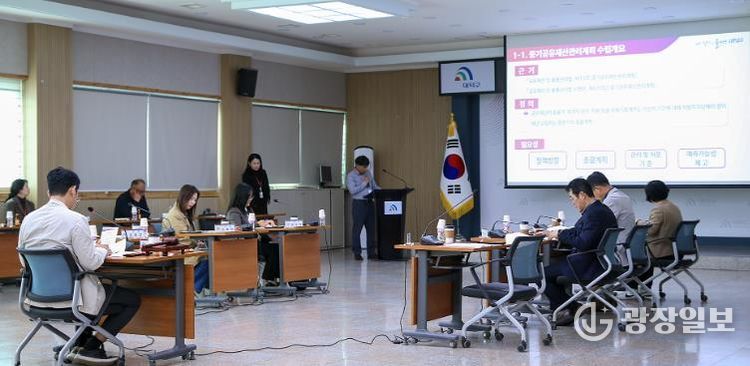 노기수 대덕구 부구청장과 공유재산심의회 위원들이 28일 구청 대회의실에서 제4회 공유재산심의회를 열고 안건을 심의하고 있다.