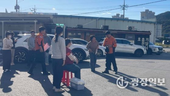 부상자 처치 및 소방서 훈련교관에게 훈련 강평을 듣고 있는 모습.