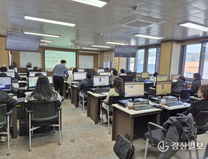 지난 28일, 군청 전산교육장에서 세외수입 담당자들이 실무 교육을 받고 있다.