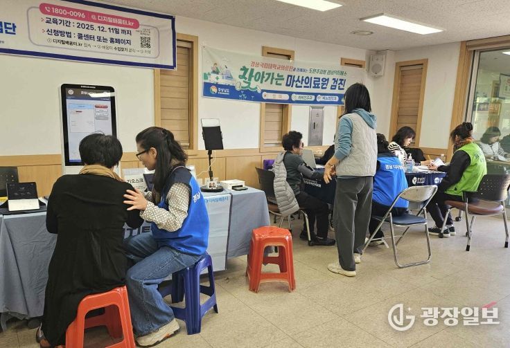 29일 밀양시 산외면 문화센터에서 열린 찾아가는 통합돌봄버스 행사에 참여한 지역 주민들이 돌봄서비스를 이용하고 있다.