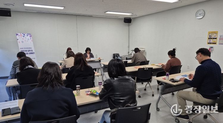 밀양시가족센터가 29일 상상어울림센터에서 하반기 공개상담사례 발표회 및 수퍼비전·역량강화 교육을 진행했다.