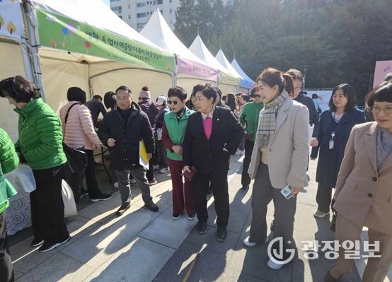 <구미경의원(베이지정장,체크목도리)가 행사에 참석하여 부스를 둘러보고 있다
