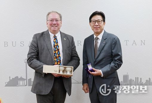 박형준 시장, '마이클 마이넬리' 영국 지옌 회장 접견