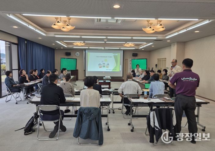 강진군 직원들이 일본 운난시 지역포괄케어센터에서 지역포괄케어 시스템에 대하여 설명을 듣고 있다.