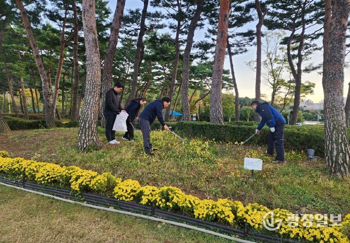지난 28일 한전엠씨에스주식회사 순천지점 관계자들이 조례호수공원에서 환경정화활동을 하고 있다