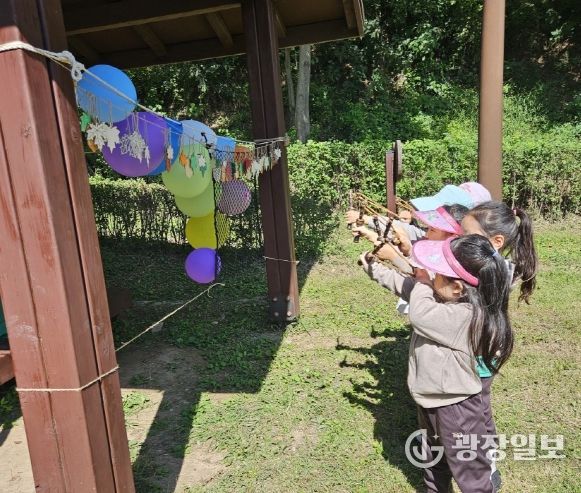 신대유아숲체험원에서 아이들이 놀이 체험을 하고 있다