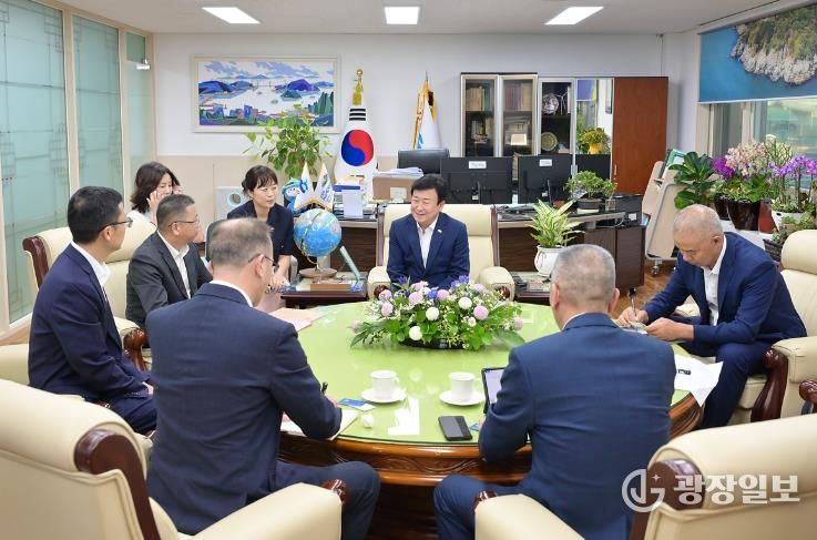 지난 9월 15일 정기명 여수시장이 중국 리수이시 인민정부 주화평 부시장과 간부 공무원들을 초청해 팸투어를 진행하고 리수이시 대표단의 2026여수세계섬박람회 참가를 요청하고 있다.