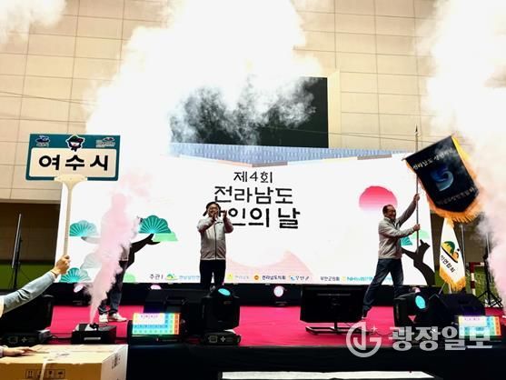 2026년 ‘제5회 전라남도 상인의 날’ 개최지로 최종 선정돼 지난 30일 무안 종합스포츠파크에서 열린 제4회 행사에서 전남상인연합회의 기를 전달받았다.