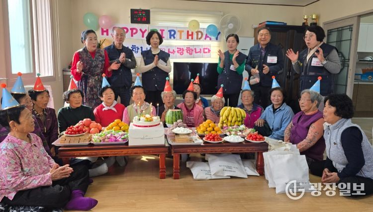 함안군자원봉사센터, 새시봉봉사단과 함께하는 생일잔치