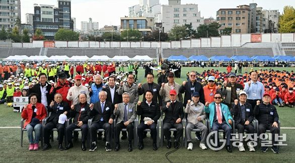 오세훈 서울시장이 31일(금) 오전 용산구 효창운동장에서 열린 '제25회 시니어올림픽'에서 참석자들과 기념촬영을 하고 있다.