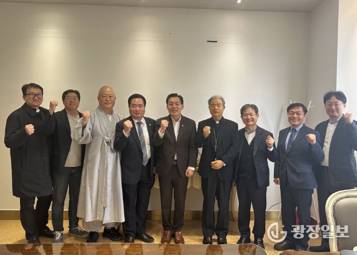 이재준 수원특례시장(사진 가운데)이 ‘개신교, 천주교, 불교, 원불교 4대 종단 간담회’ 참석자들이 함께 하고 있다