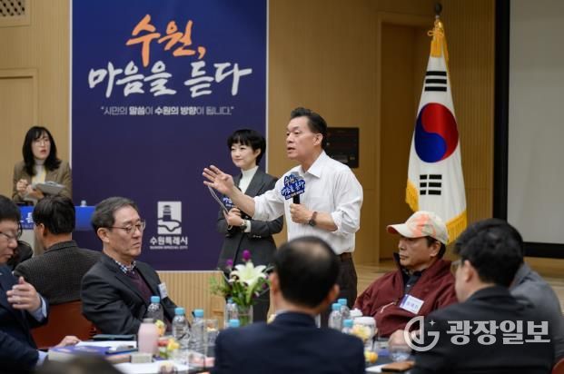 이재준 시장이 행궁동 새빛만남에서 이야기를 하고 있다.