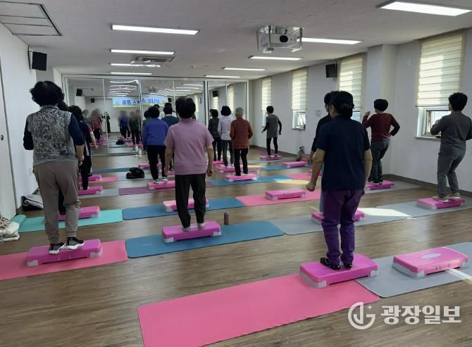 ‘신나는 스텝박스’ 참가자들이 상록수보건소 반월건강생활지원센터에서 스텝박스 운동을 하고 있다.
