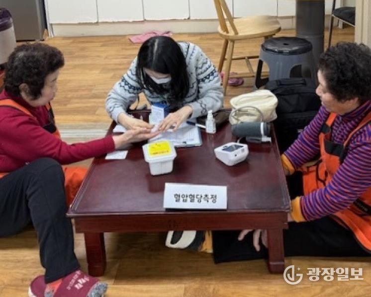 단원보건소 대부보건지소에서 대부도 경로당으로 찾아가는 이동 보건지소를 운영하고 있다.