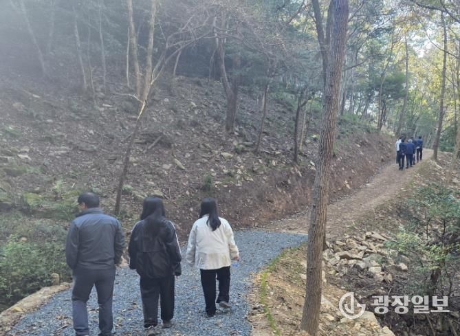 트레킹길을 즐기는 이용객들의 모습