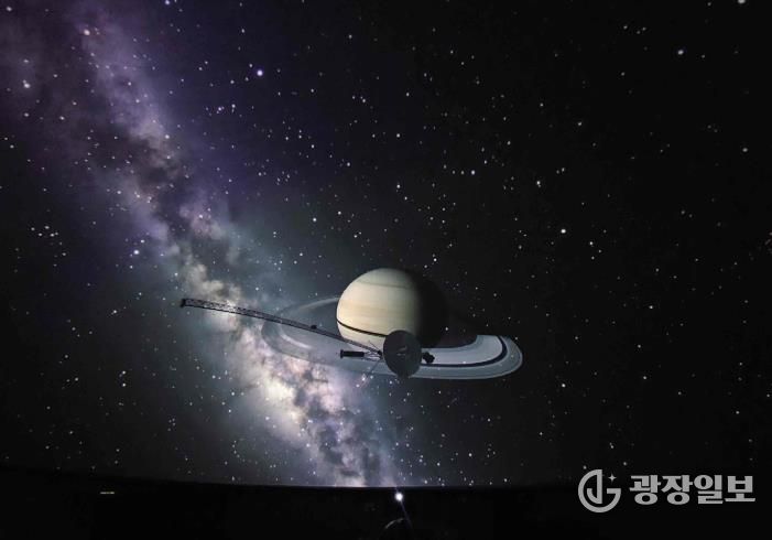 밀양아리랑우주천문대 천체투영관으로 구현한 보이저 1호 토성 근접 통과 모습