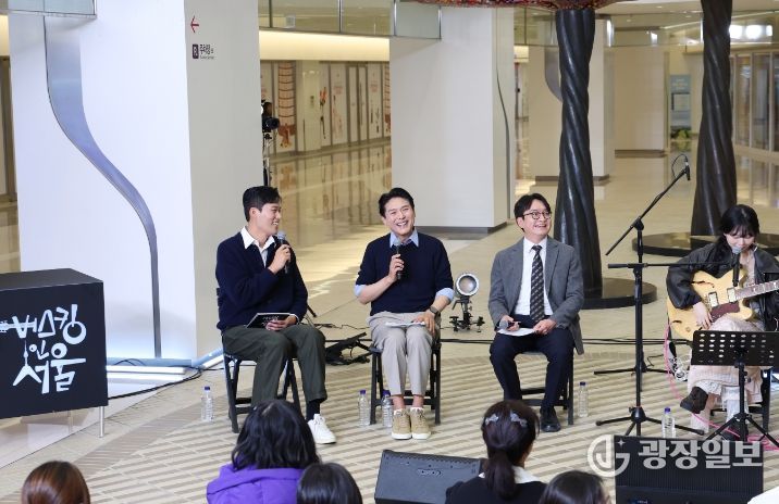 김길영 위원장과 이상욱 부위원장이 시민들과 생생하고 즐거운 소통을 하고 있다