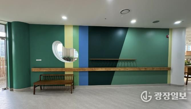 어르신 인지건강 증진을 위한 실내 다감각 정원 '소하담숲' 모습. 사진 오른편 내부 정원에서 왼편 외부 정원으로 나가는 복도의 벽을 자연의 색을 재해석한 색으로 칠했다.