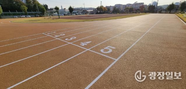 교체 작업이 끝난 당진초등학교 운동장 전경
