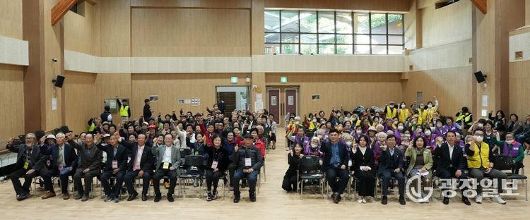 나주시가 국립나주숲체원 대강당에서 ‘숲속치매안심학교’ 졸업식을 개최했다.