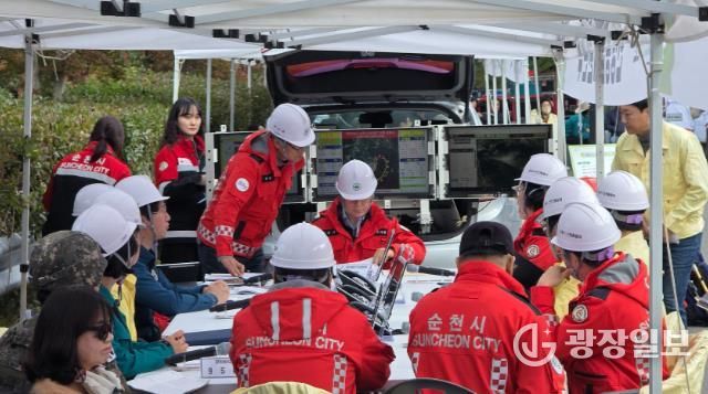 상사면 산불 대응 훈련 현장에서 안전한국훈련 현장통합지휘본부가 현장대응회의를 진행하고 있다