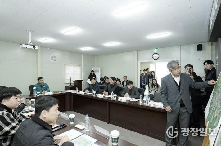 신상진 성남시장이 10일 복정1지구 조성사업 현장을 방문해 복정1지구 조성공사 전반에 대한 현황을 브리핑받고 있다