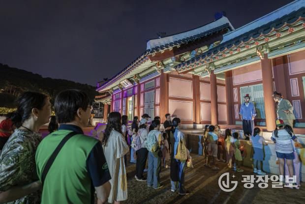 수원화성 태평성대 ‘주민 배우와 함께하는 고궁 산책’ 프로그램을 진행하고 있다.